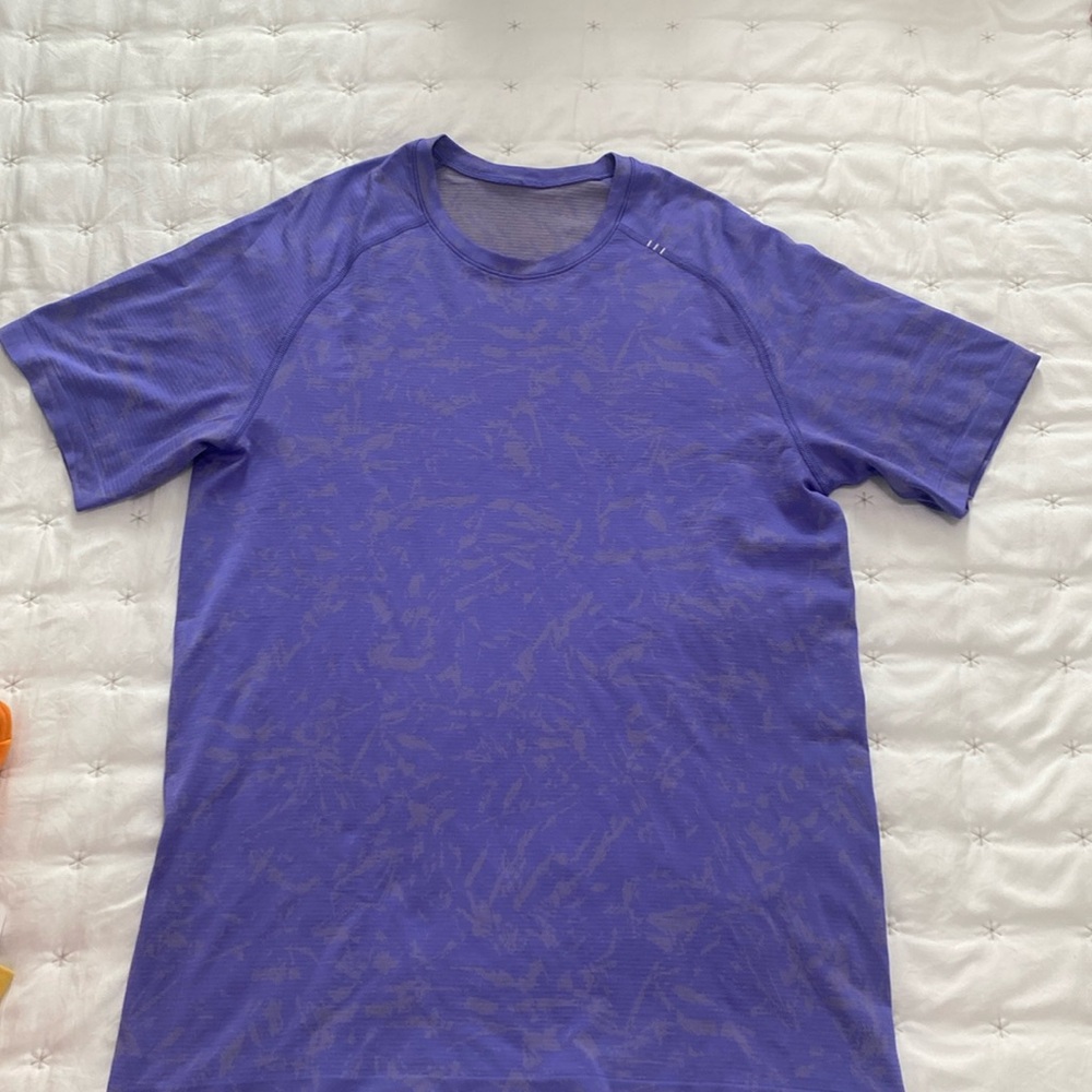 Men’s lululemon purple w design workout shirt
